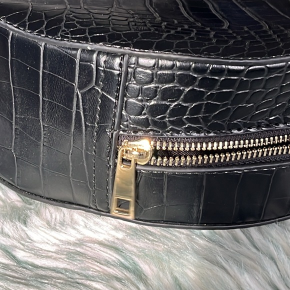 Black, Vegan Alligator Skin Purse: 3 Way Backpack, Shoulder Strap or Handbag - Picture 8 of 9